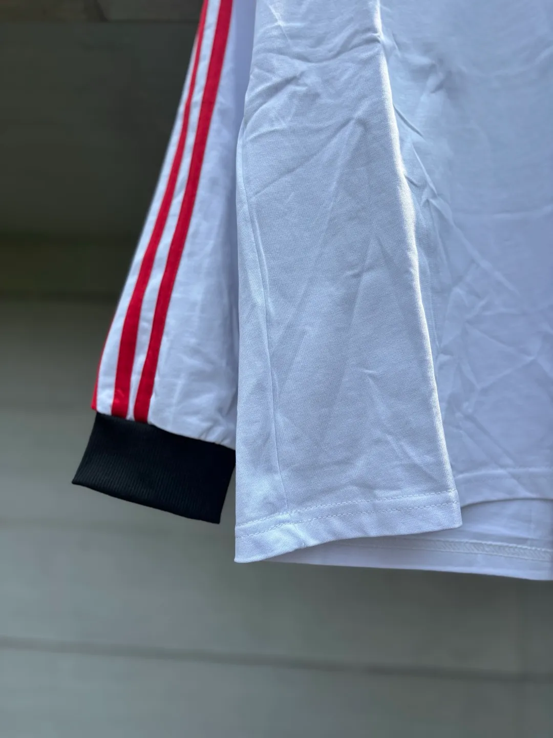 𝟬𝟱𝟰𝟰𝟲#Exclusive real shot/difference between various stolen pictures and online version on the market [𝗮𝗱𝗶𝗱𝗮𝘀 Adidas clover long-sleeved T-shirt, made of soft cotton fabric, skin-friendly, Breathable, super comfortable to wear. ✅Full set of 1:1 customized accessories ➕Customized three-label ➕𝗬𝘂𝗮𝗻 version of the hang tag ➕𝗹𝗼𝗴𝗼 packaging bag🔥 ➕Scan the tag to enter the official website. ✅Top version, ins Xiaohongshu Kuaishou Got something = lots of bloggers are wearing it. ✅Adidas’ absolute Hot Sale star Same Style Details are online, feel free to compare! The iconic clover logo embellishes the chest, highlighting the brand's charm. Fixed color and classic three-bar stripes, classic will never go out of style! Versatile is not picky, the original model is perfect for the upper body, so buy it with your eyes closed! ✅The striped elements on both sides of the sleeves add a sporty and fashionable feel, making it easily adaptable to various sports or daily leisure scenes. Whether you are running for fitness or hanging out on the street, it can keep you full of energy without losing the sense of fashion. ✅Complete sizes to meet the needs of different body shapes! Color; white with red Size S-3XL